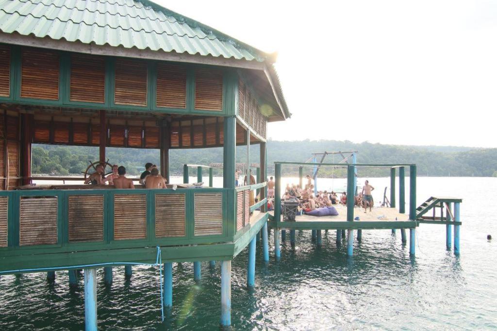 A Pousada Mad Monkey Koh Rong Samloem Koh Rong Sanloem Exterior foto
