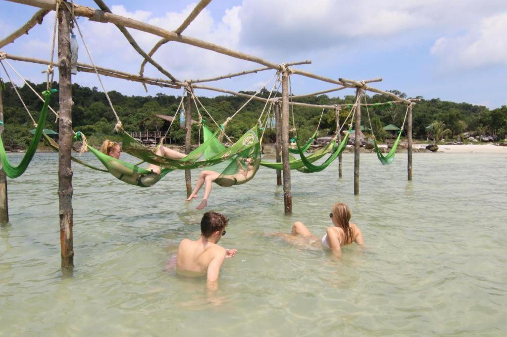 A Pousada Mad Monkey Koh Rong Samloem Koh Rong Sanloem Exterior foto