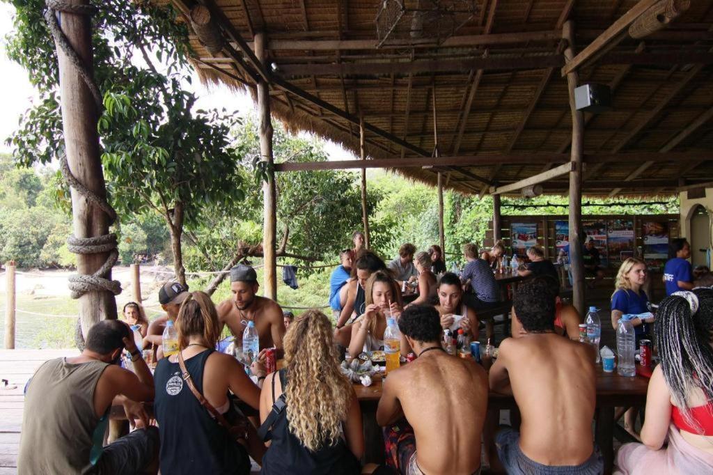 A Pousada Mad Monkey Koh Rong Samloem Koh Rong Sanloem Exterior foto